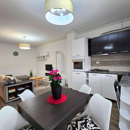 Apartment "Solar 48", Private Parking, One Bedroom Bucarest Esterno foto