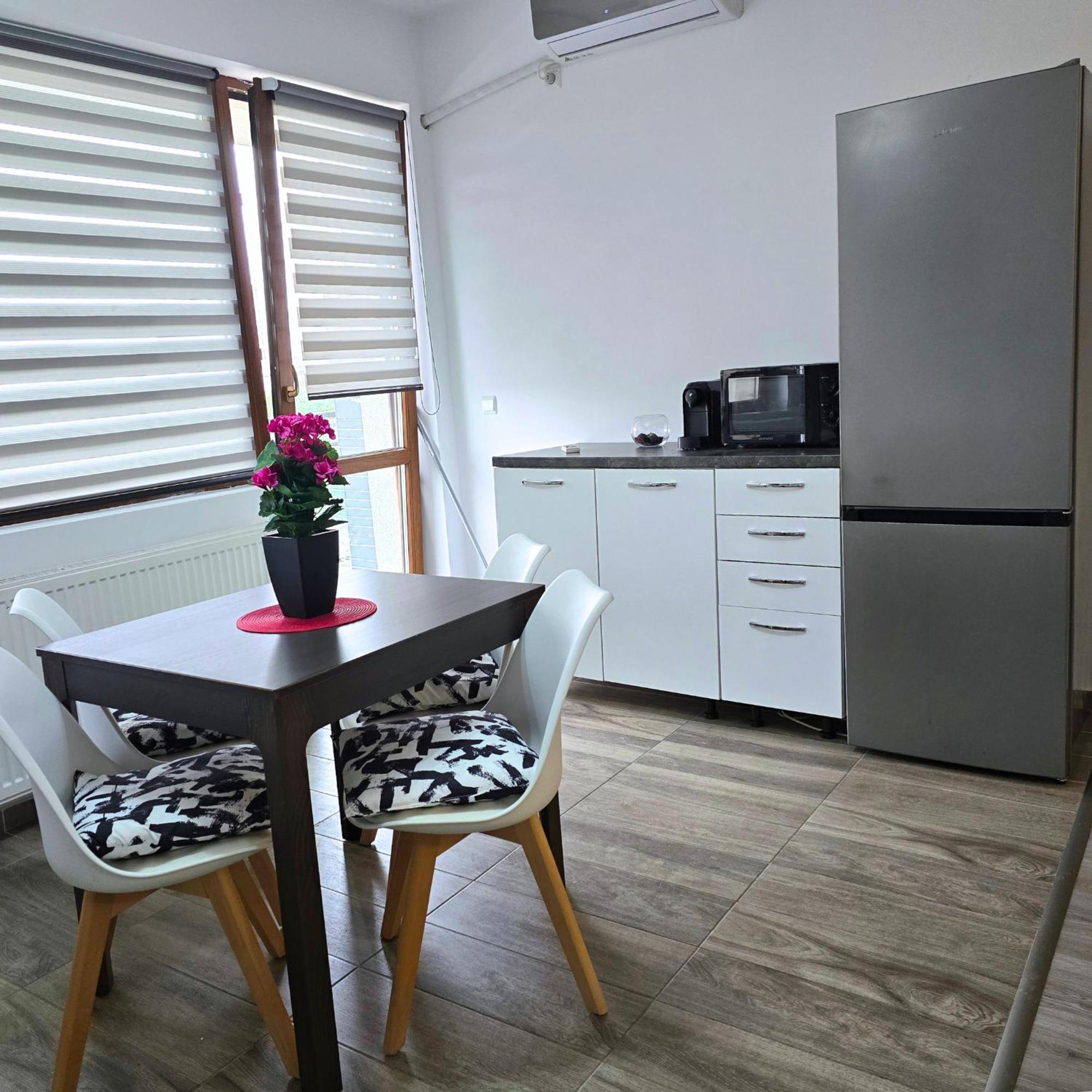 Apartment "Solar 48", Private Parking, One Bedroom Bucarest Esterno foto